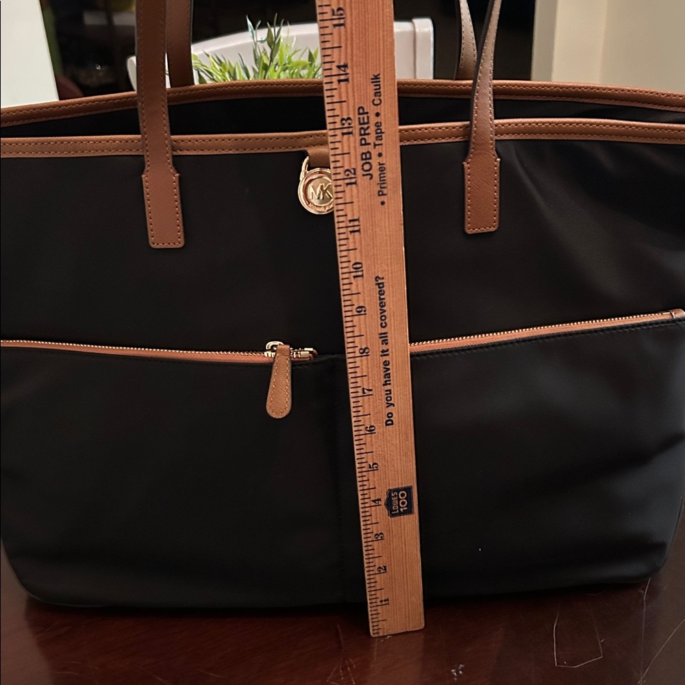 New MICHEAL MICHEAL KORS KEMPTON XL Pocket Overnight Black/ Brown Tote Bag - Picture 11 of 13